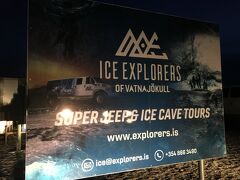 さて次の日の朝　
冬にしか行かれない　氷河洞窟ツアー
Guide To Icelandより予約

ツアーに入り　ガイドと一緒でないと　行かれません

自然にできる洞窟なので　夏の間に崩れたり　昨年とは

形状が変わっていたりするそうです