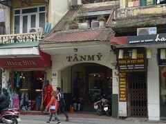 ≪タンミー≫

タンミーデザインに行く前にタンミーを偵察しておく。
ここはタンミーデザインの商品をディスカウントして売っているコーナーがある。
前回後から発見して悔しい思いをした。
しかも、タンミーデザインのタグが着いているので、間違いなくタンミーデザインの商品だ。

ところが、今回は目当てのセールコーナーがない。