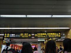 市政府駅で降りました。