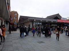 終点太宰府駅。写真左の建物が一蘭。