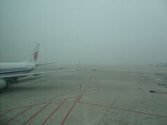 快晴だった先月とは一転して北京は濃霧。。。
この時点で頤和園は諦めました。