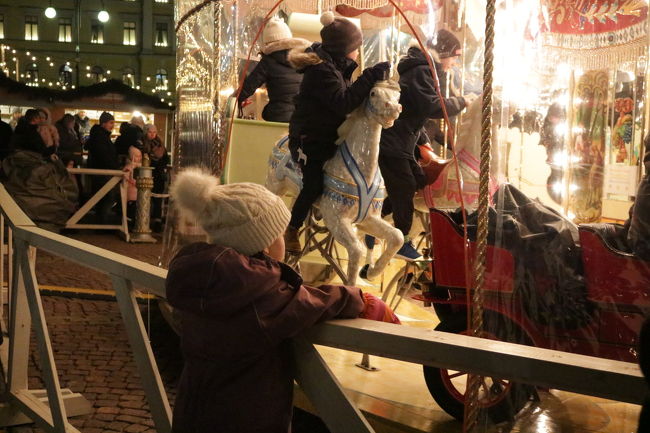 観覧車を眺める子供たちもたくさんみんな目がキラキラしてました
