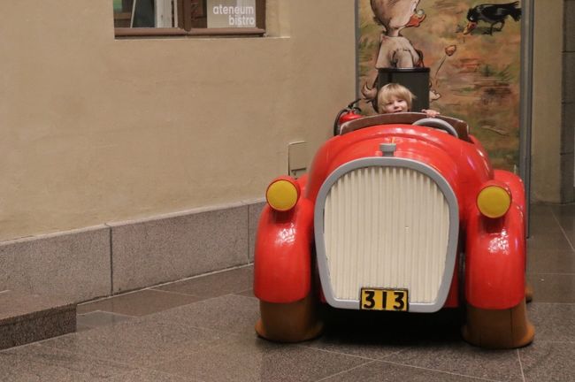 美術館のオブジェに乗って運転手ごっこをしてる子