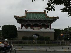 この日の予定は開館と同時に故宮博物院。
一度ホテルに戻るのはもったいないので台北の中心部を散策します。
中正紀念堂に行く途中の門。景福門（東門）