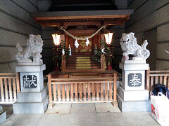 　温泉街の中にあった下呂温泉神社です。ビルの隙間に隠れるようにひっそりとありました。