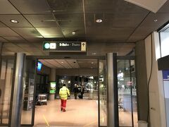 6時間ほどでハンブルク空港に到着。中央駅までは Sバーンで向かうので、ひたすらこの看板を目指して歩きます。