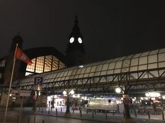 夜のハンブルク中央駅に到着。ドイツ第二の都市ということで、駅はとても大きいですが、年末のこの時間では人通りも少ないですね。