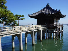 ●満月寺浮御堂

今日も浮いてますね(笑)。
湖ですので、満ち引きは関係ないです。
なので、琵琶湖の水位に大きな変化がない限りは、変わらない景色です。