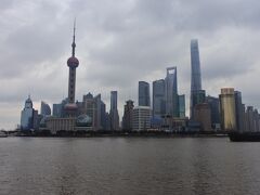 来ました！The上海的な景色！けど曇っているので1番高い塔の頂上は雲で隠れています。