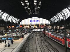 自然光の明るいハンブルク中央駅です。鉄道ファンにはたまらない景色なのかもしれませんね。