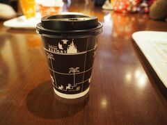 野外でショーを観覧したので、体が冷えまくる。

NYデリでホットコーヒーを飲む。。。

意外と長居しちゃった。