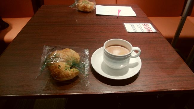 今回もユナイテッド航空で貯めていたマイルを使って、伊丹ー福岡ーバンコクーデンパサールのルートで、バリ島へ入りました。<br /><br />今回は初めて伊丹空港のカードラウンジを利用しましたが、食べ物は袋に入ったクロワッサンを１つ貰えるのですね！