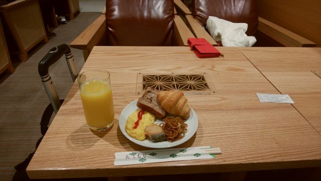 福岡空港のラウンジで寛いでいると、タイ航空の係員が来てインドネシアを出国するチケットが無いと搭乗させないと言われ、慌ててスカイスキャナーで予約をし搭乗出来ました。<br /><br />アグン山の噴火が気になったので、どうにでも動けるように出国のチケットは取っておりませんでした。<br /><br />また、前回も同じ便だったのですが、その時は片道切符で何も言われず乗せて貰えました。<br /><br />福岡空港のラウンジは食べ物がショボイですね！