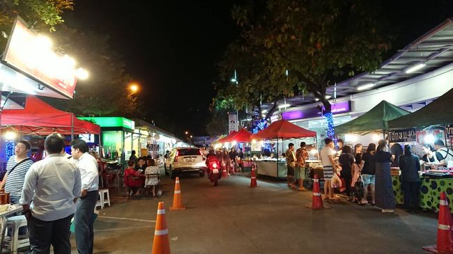 バンコクのトランジットではリージェント　スワンナプーム　ホテルに泊まりましたが、事前に迎えをメールでお願いしたら待ち合わせ場所等の返事が来て、当日も問題なく合流しホテルへ送って頂けました。<br /><br />ホテルは料金なりで可も無く不可もなく、徒歩１０分弱でショッピングセンターがあり、両替・レストラン・屋台を楽しめます！