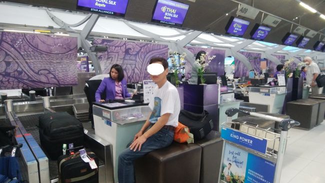 タイ航空のバンコクーデンパサールですが、腰かけてのチェックイン・専用の手荷物検査にイミグレーション、エスカレーターを下りたらラウンジに３０分のマッサージと最高ですね！