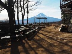 三つ峠山荘前から見ると、こんな感じ。