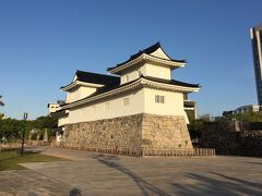 富山城の天守風のこの建物は、戦災復興として戦後に建てられた模擬天守で、郷土博物館になっています。
