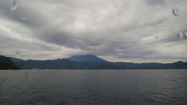 エカジャヤは評判が悪いようですが、乗り換えなしでギリ　メノへ行けるので利用しました。<br />今回は乗客が少なくてトラブルも無くギリ　メノへ渡る事が出来ました。<br />写真は船から写したアグン山です！