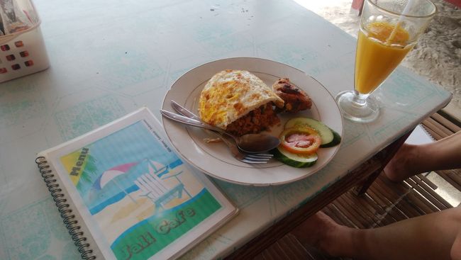 ギリ　メノへ到着後はJali cafeでナシゴレンを食べてから、チドモでホテルへ向かいました。