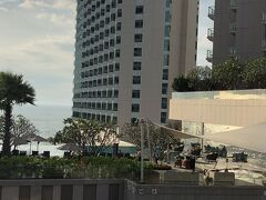 お部屋のバルコニーからは　お隣のホテル　ホリデイ インの
プールが見えました。
インフィニティプールになっててステキだった。