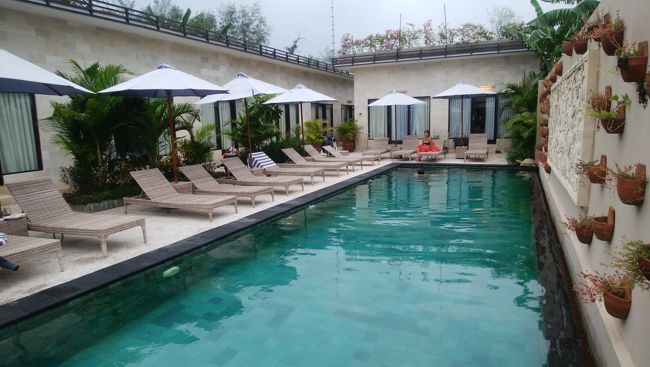 個人的には総合得点が島１番のkura kura Resortで９泊しました。<br />立地・部屋・設備・食事・WiFi等々！<br /><br />ギリ　メノ　２へ続きます。