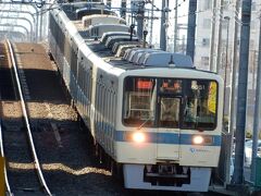 海老名駅でロマンスカー待ちの間、「撮り鉄」

最後の「白い小田急線」８５００形　新世代の車両がどんどん増えているようですが、まだこちらは引退の話は出てきません。
