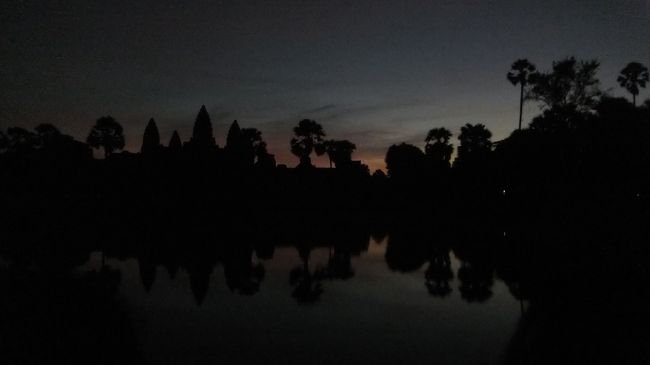 アンコール遺跡群観光2日目は、朝5時にホテルを出てアンコールワットで朝日を鑑賞した後、バンテアイ・サムレ、バンテアイ・スレイ、ベン・メリアを回るハードコースです。<br /><br />まずは真っ暗で街灯もない中、浮橋を渡ってアンコールワットの池脇に陣取り朝日を待ちます。