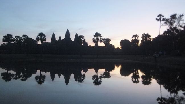 ようやく綺麗になってきた？と思った頃、池の回りにたむろしてた観光客が去り始めます。<br /><br />えっ？これで終わり？ってぐらい朝日なんか見えやしません。<br /><br />運転手さんに話しを聞くと、アンコールワットの屋根から朝日が観れるのは秋分の頃だけとのこと。<br /><br />こんなんなら朝早くから場所取りすることないんじゃない？<br /><br />この時期ホテルは6時に出発すれば十分です。