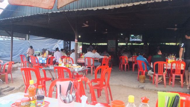 近所のレストランで運転手さんは麺を、私たちはホテルで用意してくれたブレックファーストボックスを食べます。