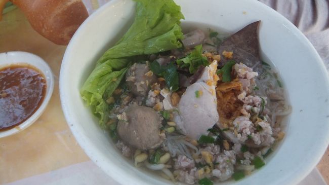 運転手さんが頼んだクイティウという米で出来たヌードルスープ。<br /><br />こっちの方がブレックファーストボックスの何倍も美味しそう。