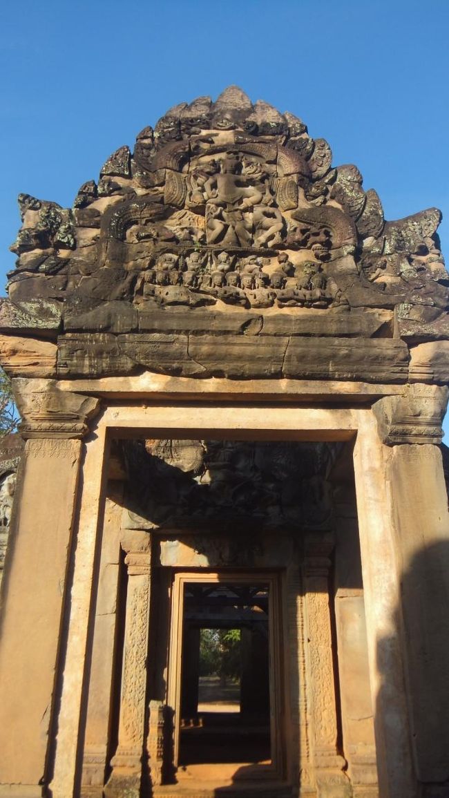 朝食後車で30分弱でバンテアイ・サムレに到着。