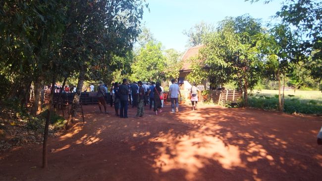 次はバンテアイ・スレイ。<br /><br />この辺からアジア系団体観光客の数がグッと増えます。