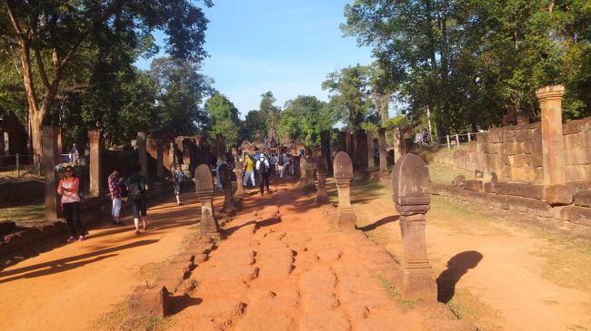 廻廊を歩きます。<br /><br />韓国の王宮みたいに王様以外真ん中歩いちゃいけない気がして、私たちは側道を歩きます。