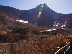 次の目的地大涌谷。平日ではあったが、駐車場は大混雑で、車は駐車場に入れられず。車で来た２人は、ここで帰宅。電車組が、大涌谷を見学してあと、ロープウエイ、ケーブルカーを乗り継いで、紅葉の箱根を散策することになった。