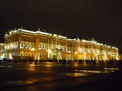 　夕食後は、ホテルに帰る前に、エルミタージュ美術館の夜景に連れて行ってもらいました。