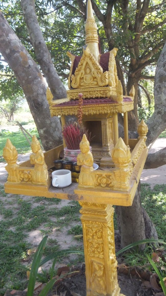 ビジターセンターにあった神棚。<br /><br />これはちゃんと高いところにあるけど、お店とかは床に神棚があるので、ダンナなんか思いっきり蹴躓いて神さますっ飛ばしてました。<br /><br />だから帰りにバチが当たったのかな。