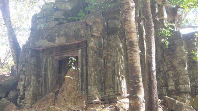 人がいないところを撮ってますがガイド付き団体客だらけで、たまにガイドさんが話している内容を盗み聞きしながら進みます。