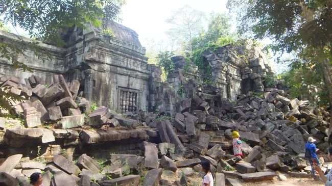 さすがに日本人観光客におもむろにくっつくのは気がひけるので、主に耳をそばだてるのは韓国人観光客のガイドさんの話。<br /><br />しかしカンボジア人の韓国語は訛りがひどくて私のヒアリング力だと無理なので韓国人ガイドさんの話しをよく聞いてました。