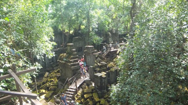 この階段を歩くコースが暑いし人だらけで前に進まないし1番シンドかった。<br /><br />ここに来るなら観光客が少ない朝一番がおススメ。