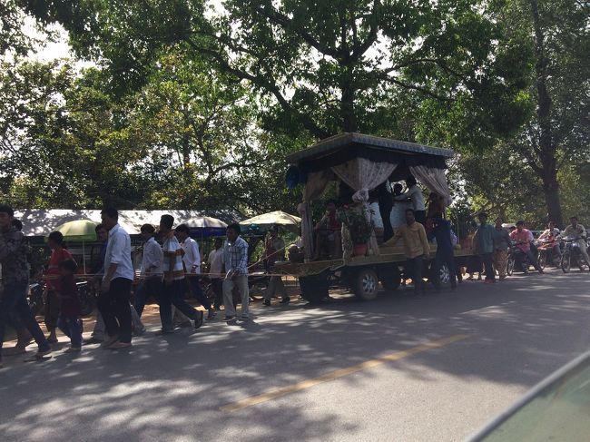 ベン・メリアを出てロリュオス遺跡群に向かいます。<br /><br />途中で葬儀の列に遭遇。<br /><br />昔は日本もこうやってパレードして死人を送っていたんだよと運転手さんに説明。