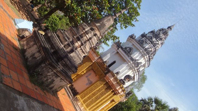 祠堂の左側にある小さな塔