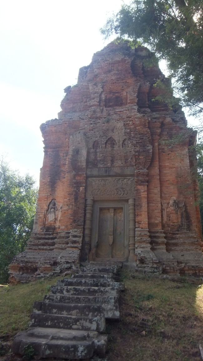 879年にインドラヴァルマン1世が建てました。