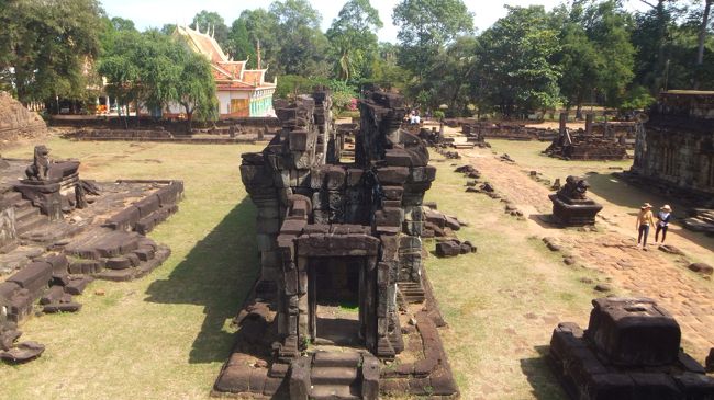 基壇の周辺に建つ8基の祠堂の一つ