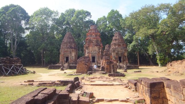 879年にインドラヴァルマン1世が祖先を祀るために建てました。<br /><br />側にいた韓国人ガイドさんの話によると真ん中がお父さん、右側がお爺さん、それ以外がその他家族だったような。