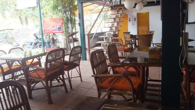 室内はこんな感じ。<br /><br />ここからゲストハウスの玄関に通じているようです。