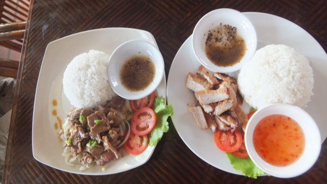 生姜焼き定食と豚肉ロックラック。<br /><br />それにしてもカンボジアのレストランって何でこうも出てくるのが遅いの？<br /><br />絶対生ビール2杯めになっちゃうよ。