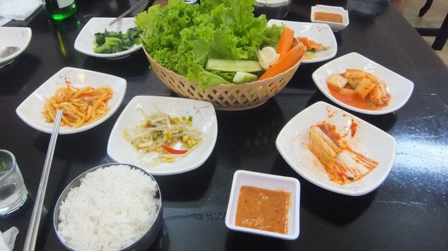 晩御飯はシェリムアップのあちこちにある韓国料理屋さんへ。<br /><br />テバックというお店。<br /><br />焼肉セット1人6.5ドルを頼みます。<br /><br />おかずはこんな感じ。