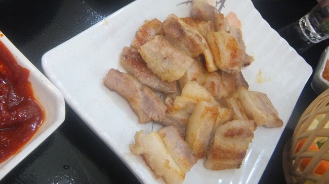 焼肉とはいわゆるサムギョプサルのこと。<br /><br />排煙設備がないせいか、外の網で一括して焼いて切って出てきます。<br /><br />見た目はイマイチだけど味は普通のサムギョプサルです。<br /><br />チャミスルは一本4ドルと他のアルコールに比べると高め。<br /><br />お店を取り仕切っているアジュンマは気の利く方で私に向かって「韓国の方じゃありませんよね」とか話しかけてくださいました（この質問は後日韓国系スーパーでも聞かれ、その時はオマケに「じゃあキョッポ（在日韓国朝鮮人のこと）ですか？と久々に聞かれました）。