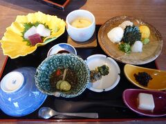 少し時間は早いのですが、ランチタイムです。
松江城から徒歩で、末次本町の「庭園茶寮みな美」へ。
鯛めし御膳を注文。