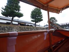 食事処からすぐにある堀川めぐりの乗船場から、松江城のお堀を一周。
コタツ船で、足が暖かい。顔が寒い。
400年の堀割りを50分かけて回りました。
船頭さんの案内を聴きながら、橋をくぐるとき、船の屋根が下がります。
一種のアトラクションです。
のんびり楽しみました。